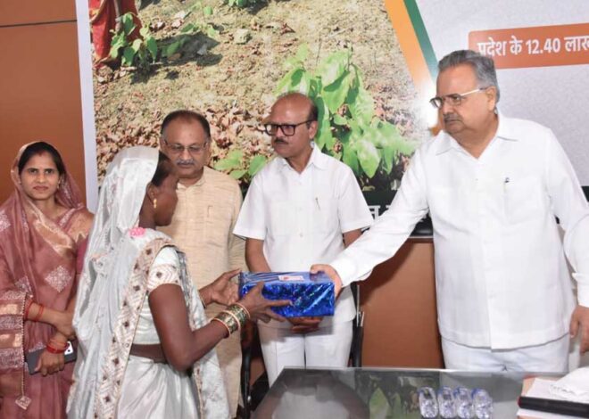 वनवासियों के पैरों सुरक्षा के लिए चरण पादुका योजना उपयोगी: विधानसभा अध्यक्ष डॉ. रमन सिंह