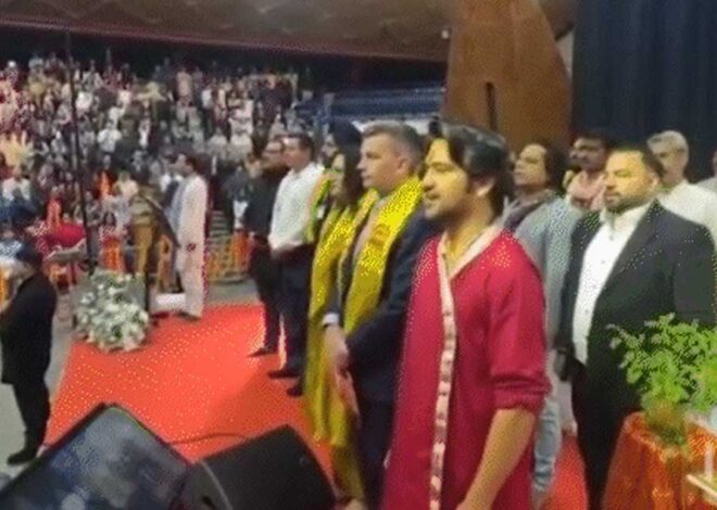 न्यूजीलैंड के प्रधानमंत्री डेविड ब्रीन बागेश्वर धाम के पंडित धीरेंद्र शास्त्री से मिले, सुनी हनुमान कथा