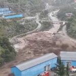 कुल्लू : सैंज घाटी में फटा बादल, सैलाब में बहते दिखे पेड़, नदी भी उफनाई,मंत्री-DC फंसे