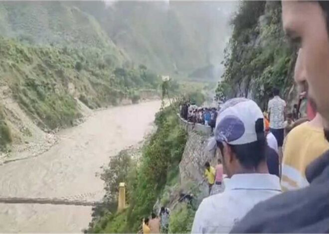 रुद्रप्रयाग: चारधाम यात्रा पर निकले श्रद्धालुओं की बस खाई में गिरी, 2 की मौत, 8 को सकुशल बचाया गया, राहत-बचाव कार्य जारी