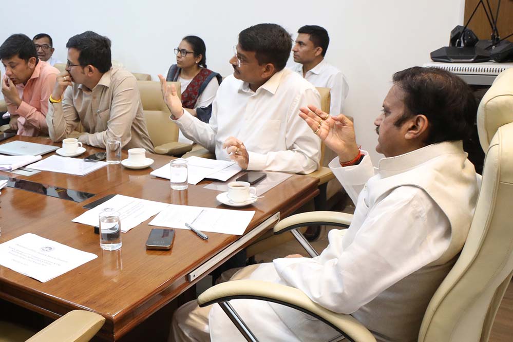 स्वास्थ्य योजनाओं के क्रियान्वयन में अग्रणी बनने के लिए हर स्तर पर समन्वय और सक्रियता अनिवार्य: उप मुख्यमंत्री शुक्ल