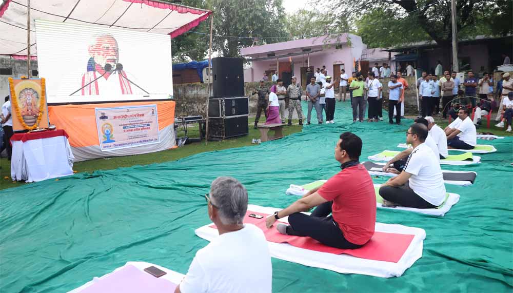 दौसा के गेटोलाव धाम में 11वां अंतरराष्ट्रीय योग दिवस मनाया, कर्नल राज्यवर्धन राठौड़ ने भी किया योगाभ्यास