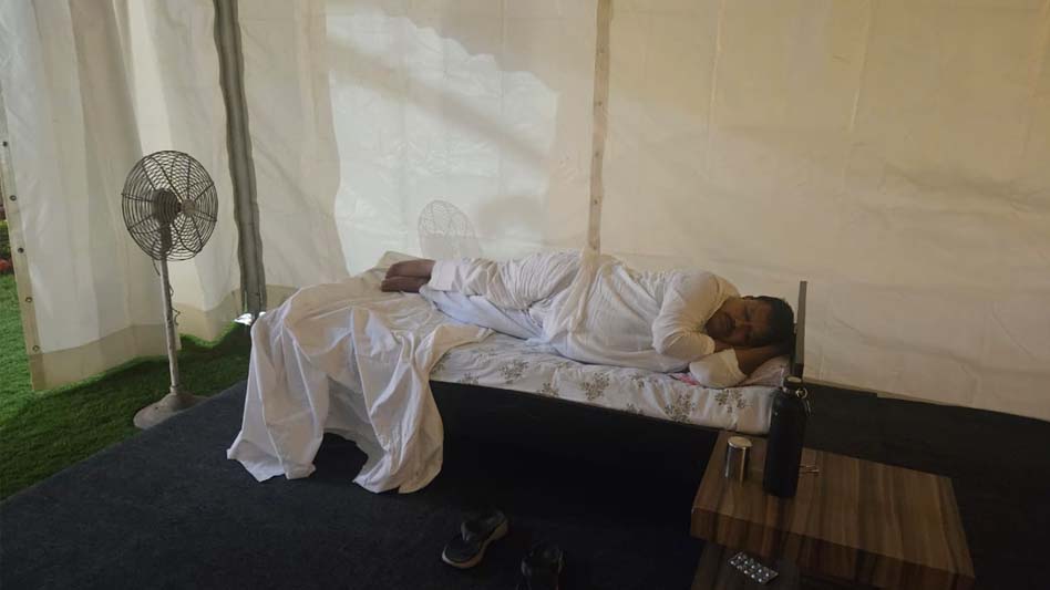 ऊर्जा मंत्री प्रद्युम्न सिंह तोमर ने भोपाल में टेन्ट में किया रात्रि विश्राम