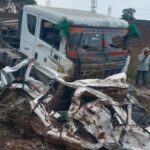 शादी से लौट रही कार पर पलटा सीमेंट से लदा ट्रक, 9 लोगों की मौत, झाबुआ में बड़ा हादसा