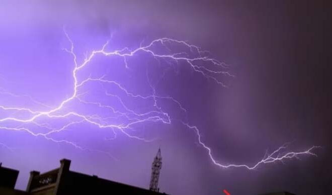प्रयागराज में बिजली गिरने से एक ही परिवार के चार लोग जिंदा जले