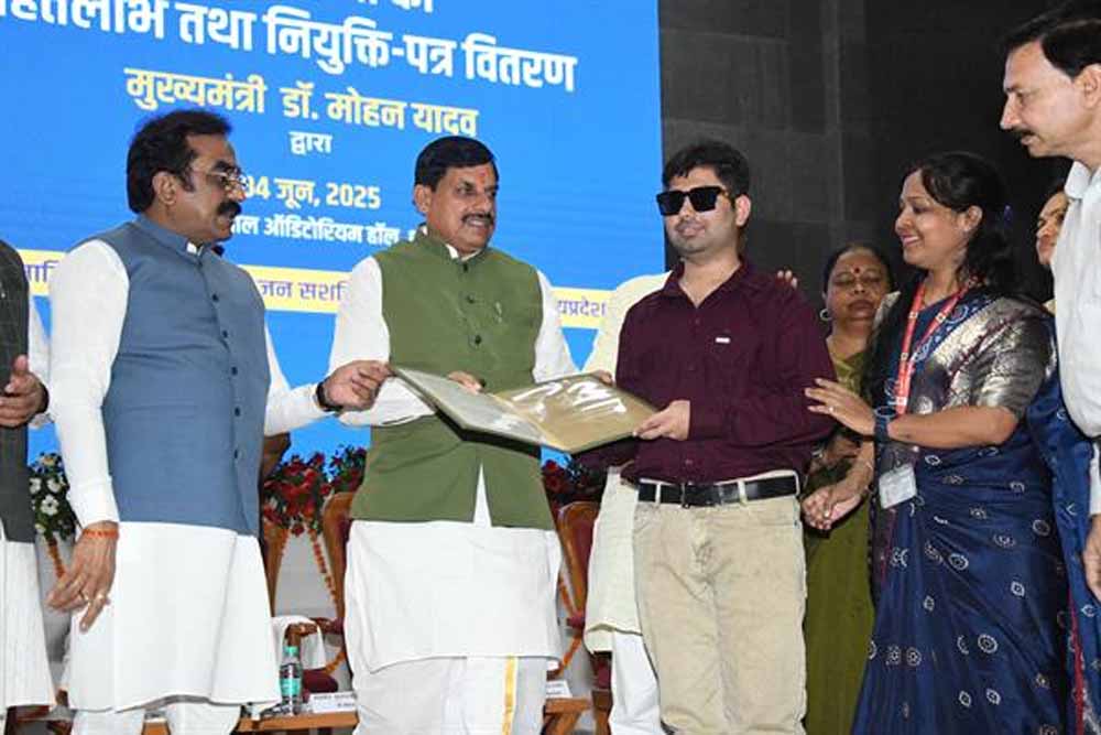 दिव्यांगजन अपनी क्षमता, योग्यता, संघर्षशीलता और सकारात्मकता के आधार पर समाज में अपना स्थान बनाते हैं : मुख्यमंत्री डॉ. यादव