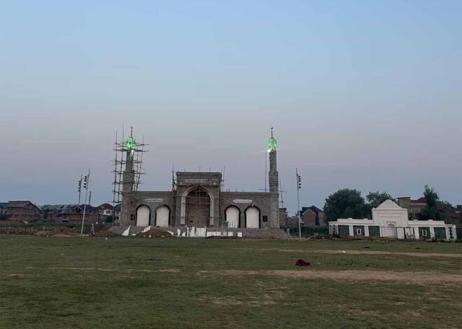 जम्मू कश्मीर में अधिकारियों ने पुराने शहर की ऐतिहासिक जामिया मस्जिद में ईद की नमाज अदा करने की अनुमति नहीं दी