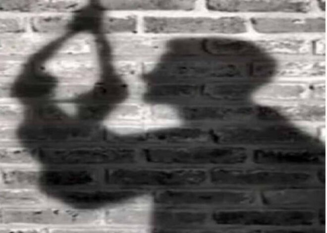 गुजरात में माता-पिता केक खरीदने बाहर चले गए, जब वे वापस लौटे तो दंग रह गए, बेटे को पर्दे की रॉड से लटका हुआ पाया
