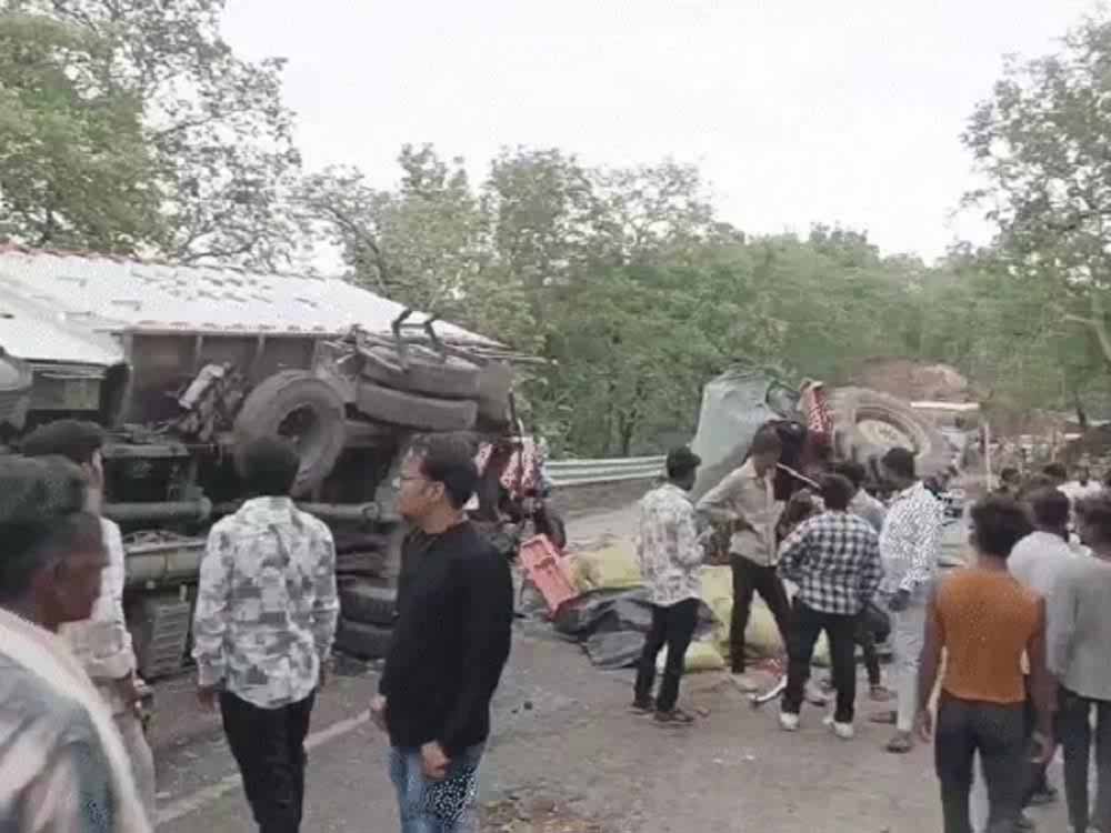 राजस्थान के सलूंबर क्षेत्र में एक दर्दनाक सड़क हादसा, लोहे से भरे ट्रक ने मारी 5 गाड़ियों को टक्कर, 3 की मौत