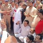 जगन्नाथ रथयात्रा में महंत से अभद्रता पर विवाद, समिति सदस्य धरने पर बैठे