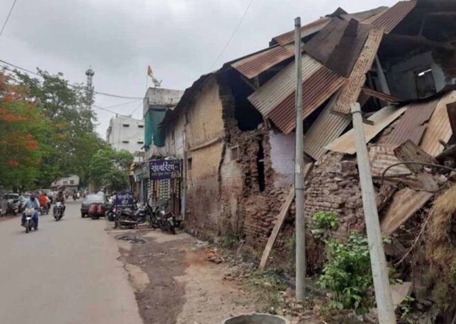 नगरीय क्षेत्र में जर्जर भवन मालिकों के विरूद्ध करें कार्रवाई, आयुक्त नगरीय प्रशासन ने दिये निर्देश