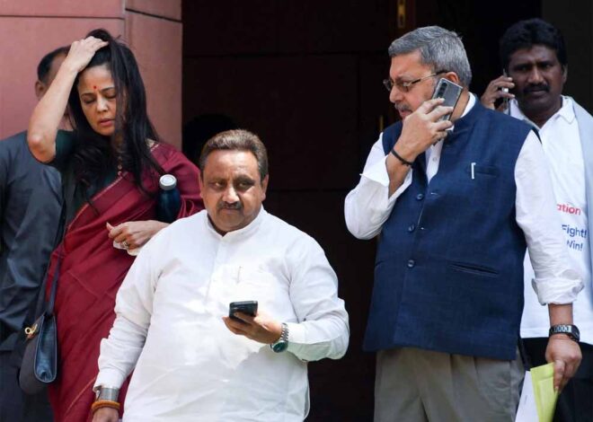 तृणमूल कांग्रेस के दो वरिष्ठ सांसद महुआ मोइत्रा और कल्याण बनर्जी एक बार फिर खुलकर आमने-सामने आए