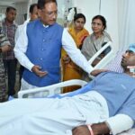 सीएम विष्णु देव साय नक्सली हमले में घायल हुए जवानों का हालचाल जानने अस्पताल पहुँचकर उनसे मुलाकात की