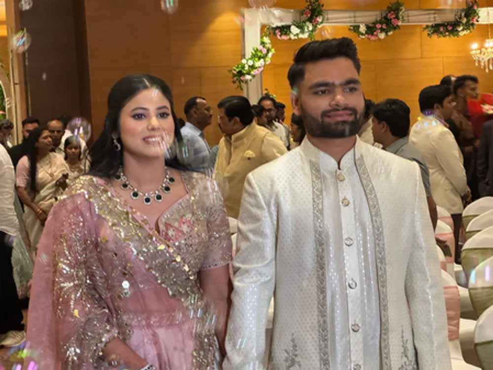 रिंकू सिंह और प्रिया सरोज की हुई सगाई, पिंक लहंगे में प्रिया तो सिल्वर शेरवानी में नजर आए रिंकू सिंह