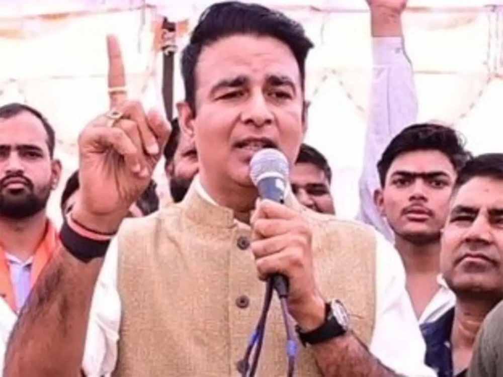 अखिलेश यादव को सीजनल हिंदू बताते हुए संगीत सोम ने कहा कि अगर उन्हें हिंदू बनना है तो परमानेंट हिंदू बनें