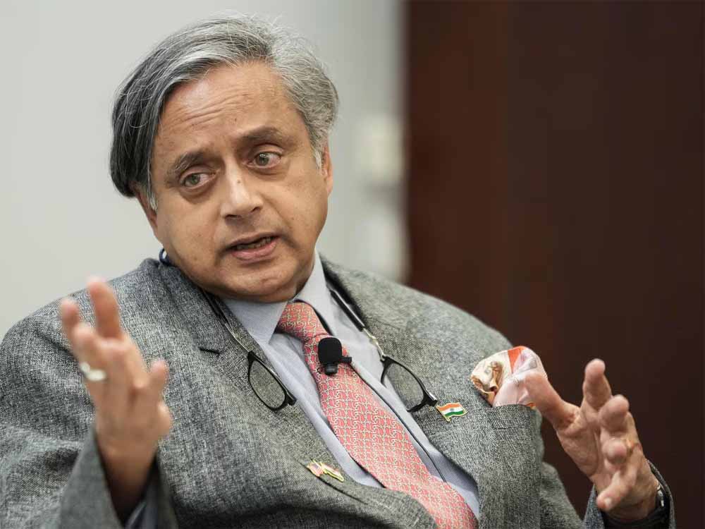 शशि थरूर और कांग्रेस नेताओं में मतभेद बढ़ता जा रहा, थरूर के दावे को कांग्रेस की केरल यूनिट के चीफ ने ही किया खारिज