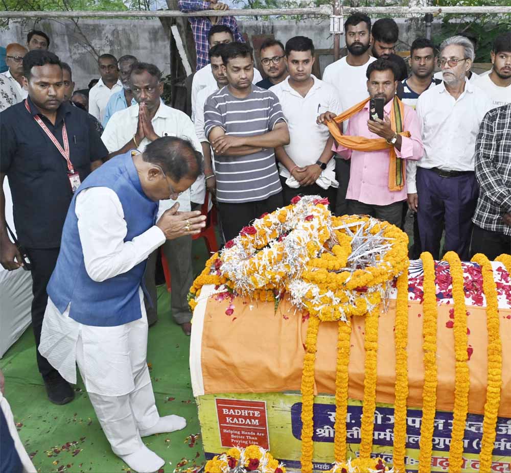 मुख्यमंत्री विष्णु देव साय ने शहीद एएसपी श्री आकाश राव गिरपुंजे के निवास पहुंचकर दी श्रद्धांजलि