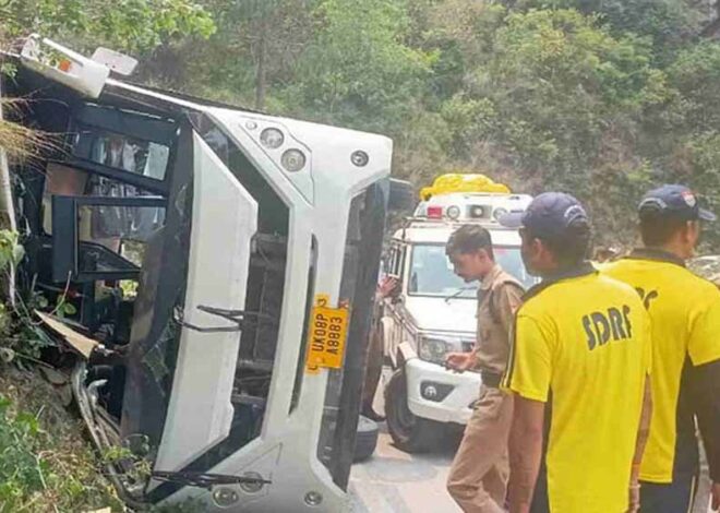 नई टिहरी-घनसाली मोटर मार्ग पर टिपरी से करीब 1.5 किमी आगे एक बस अनियंत्रित होकर पलटी, मचा हड़कंप