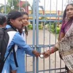 गरियाबंद में प्रिंसिपल पर मनमानी और छात्राओं से अभद्र व्यवहार का आरोप लगाकर स्कूल गेट में जड़ा ताला