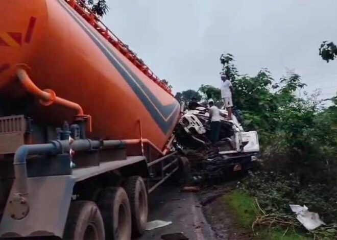 भीषण सड़क हादसा : कंटेनर और ट्रक की टक्कर, डेढ घंटे की मशक्कत के बाद निकला ड्राइवर का शव