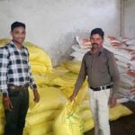 सहकारी समितियों के माध्यम से किसानों को उपलब्ध कराया जा रहा बीज और उर्वरक