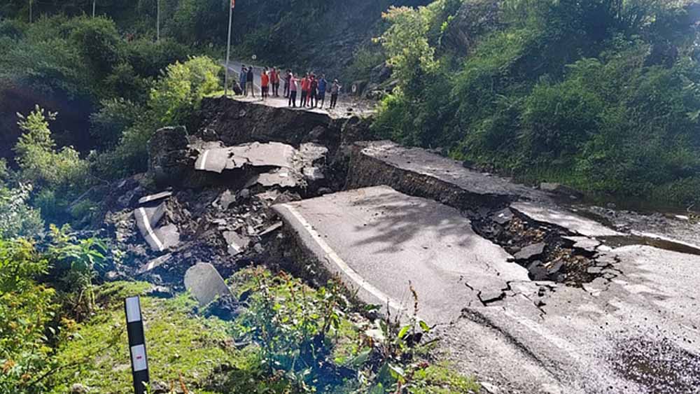 प्रदेश में भारी बारिश के चलते मुख्य राष्ट्रीय राजमार्गों के साथ ही कई सड़कें भी बंद