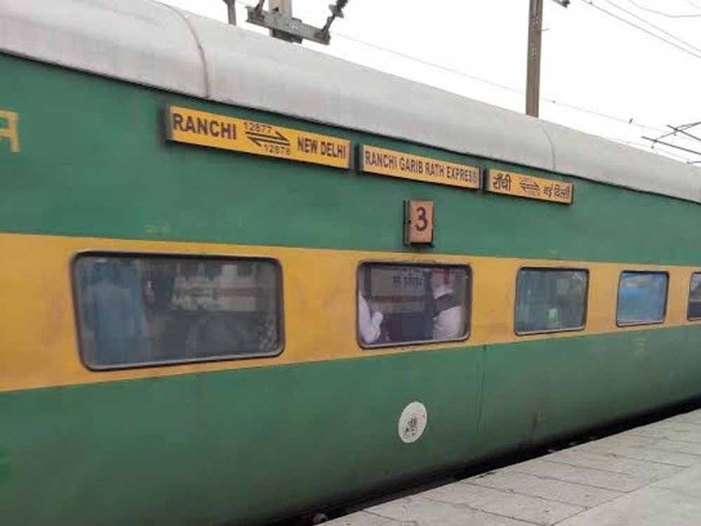 गरीब रथ एक्सप्रेस में उठने लगा धुआं, चलती ट्रेन से कूदे यात्री,  35 मिनट तक रुकी रही ट्रेन