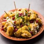 बार‍िश में गए आलू चाट