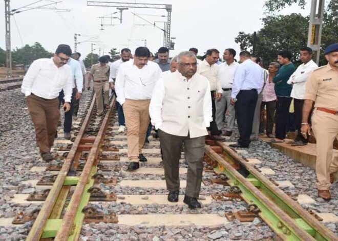 रेल महाप्रबंधक ने अभनपुर स्टेशन और निर्माणाधीन राजिम स्टेशन का किया निरीक्षण