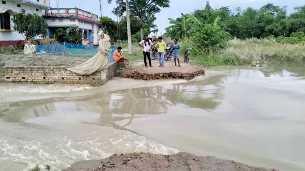 गंडक नदी के जलस्तर में तेज बढ़ोतरी के चलते जनजीवन अस्त-व्यस्त