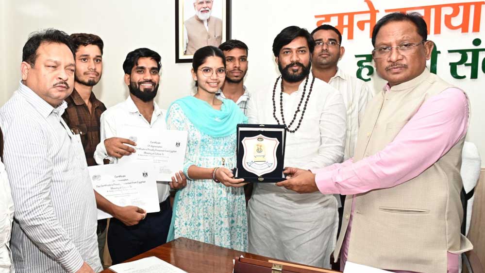 रायपुर : मुख्यमंत्री श्री विष्णुदेव साय से पंथी नृत्य दल ने की सौजन्य मुलाकात
