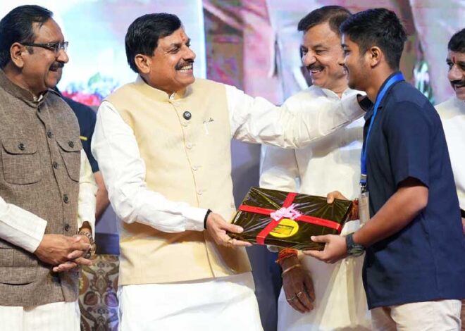 CM यादव ने राज्य के 94,234 मेधावी छात्रों को लैपटॉप खरीदने के लिए 25-25 हजार रुपए की सहायता राशि उनके बैंक खातों में की ट्रांसफर