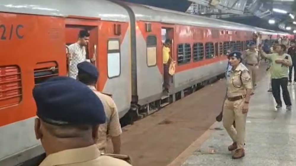 छत्तीसगढ़ संपर्क क्रांति ट्रैन में बम की सूचना से मचा हड़कंप, झांसी में ट्रेन खाली कर की ली गई तलाशी