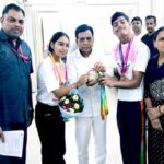 उप मुख्यमंत्री देवड़ा से मिले नेशनल चैम्पियनशिप विजेता आर्म रेसलर भाई-बहन रोहित और खुशी