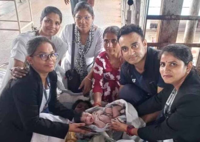झांसी रेलवे स्टेशन पर महिला की सुरक्षित डिलीवरी, महिला कर्मचारियों की तत्परता से बचीं दो जानें