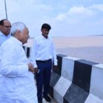 सीएम नितीश ने सड़क मार्ग से पटना के आसपास गंगा नदी के बढ़ते जलस्तर का जायजा लिया